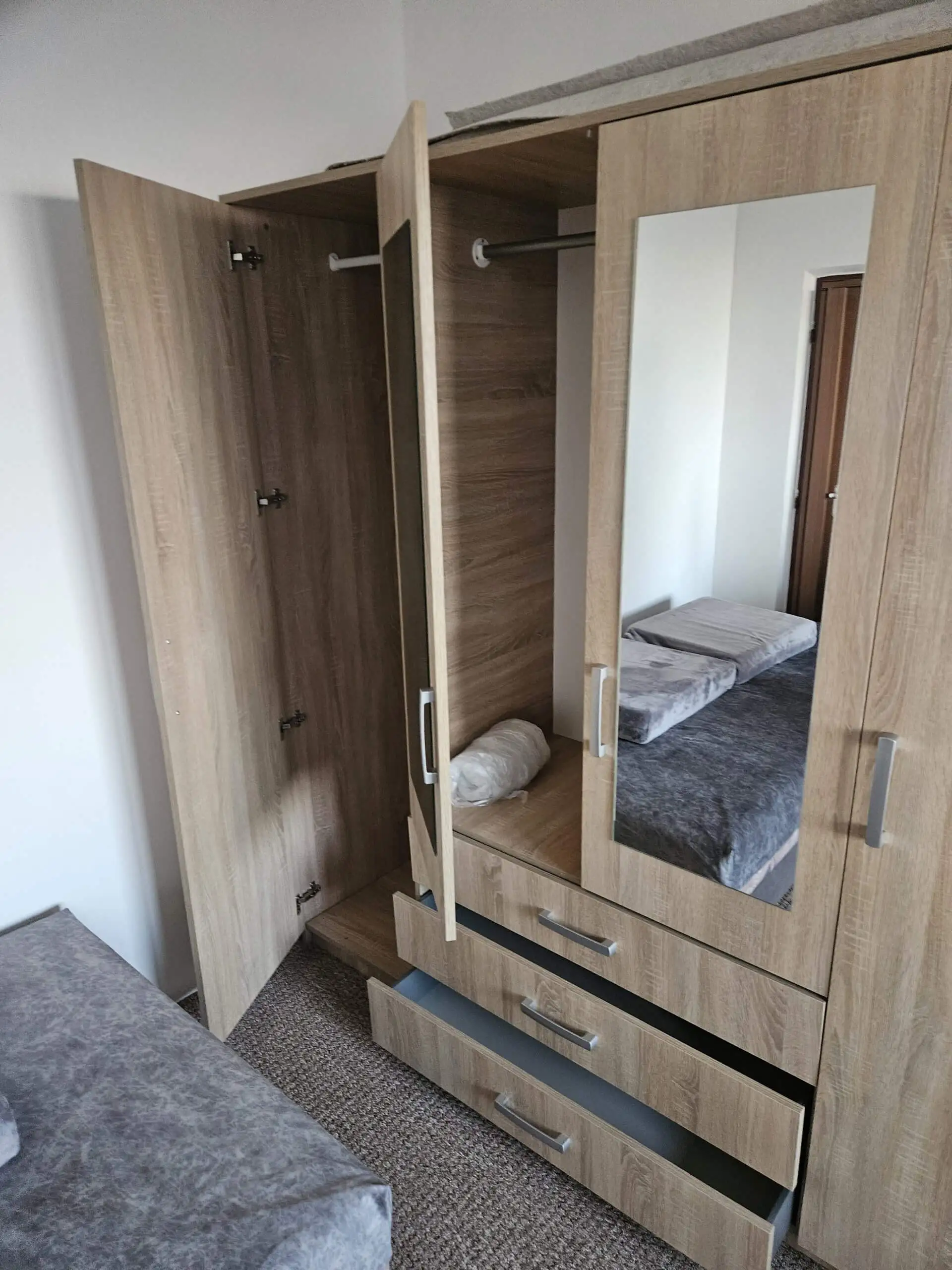 A montovali jsme skříň